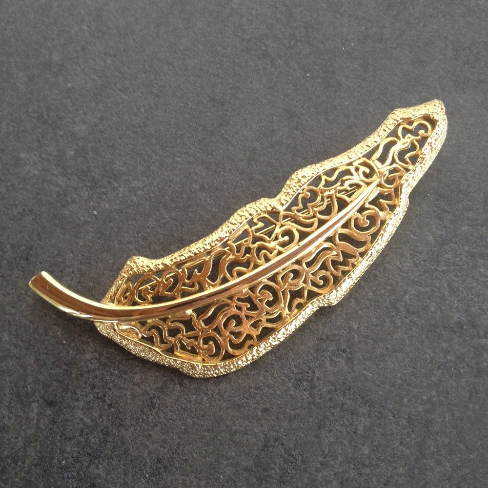 Vintage Bold Gold Tone Floral Brooch